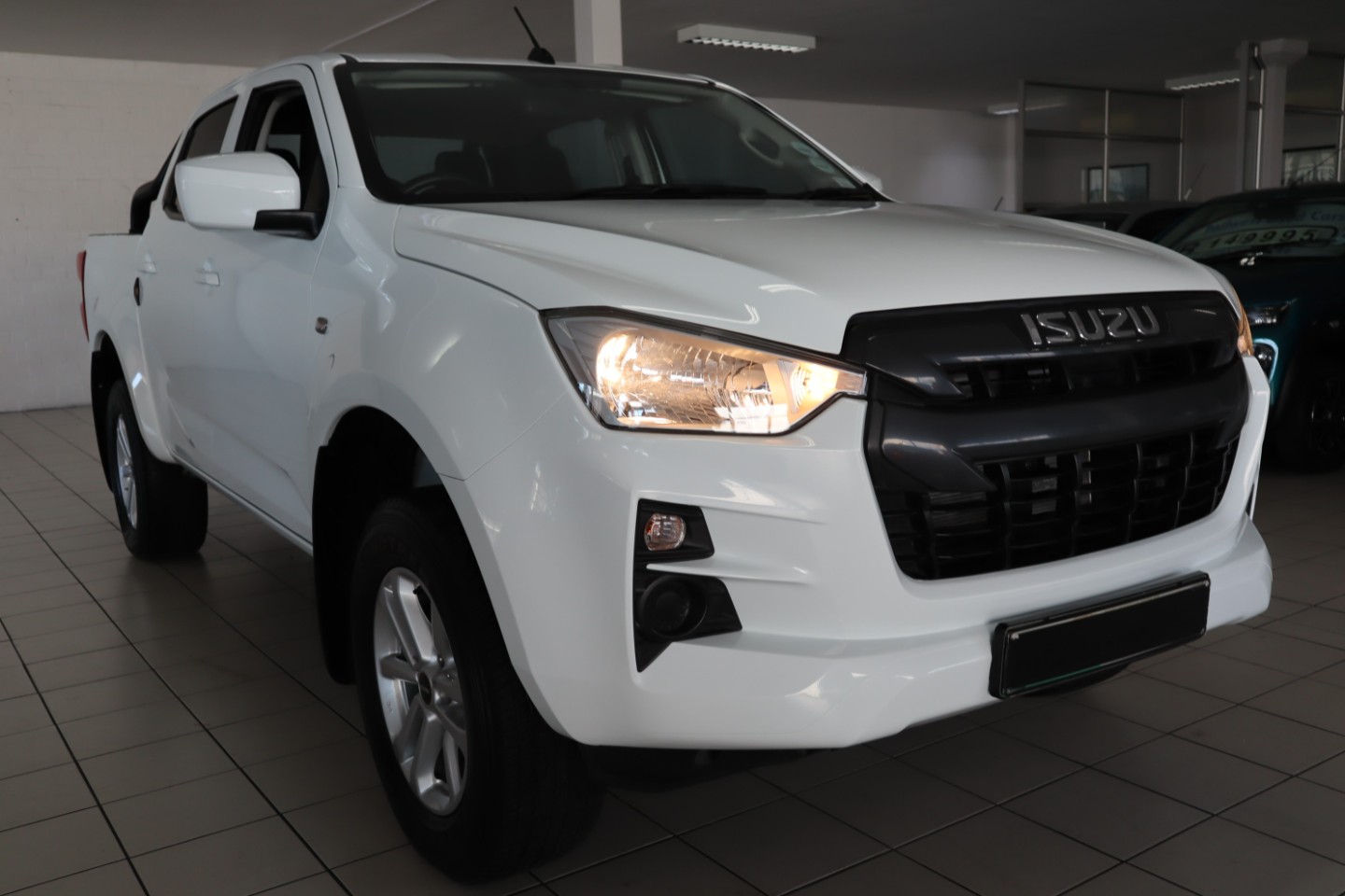 2024-WHITE-Isuzu-D-MAX-Double-Cab-19-Ddi-HR-L-DC-PU-8982935-1-1440x960.jpg